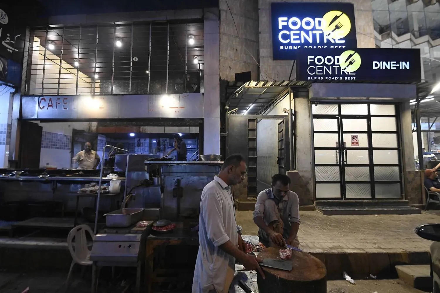 رجل يقطع اللحوم بمطعم محلي في كراتشي (إ.ب.أ)