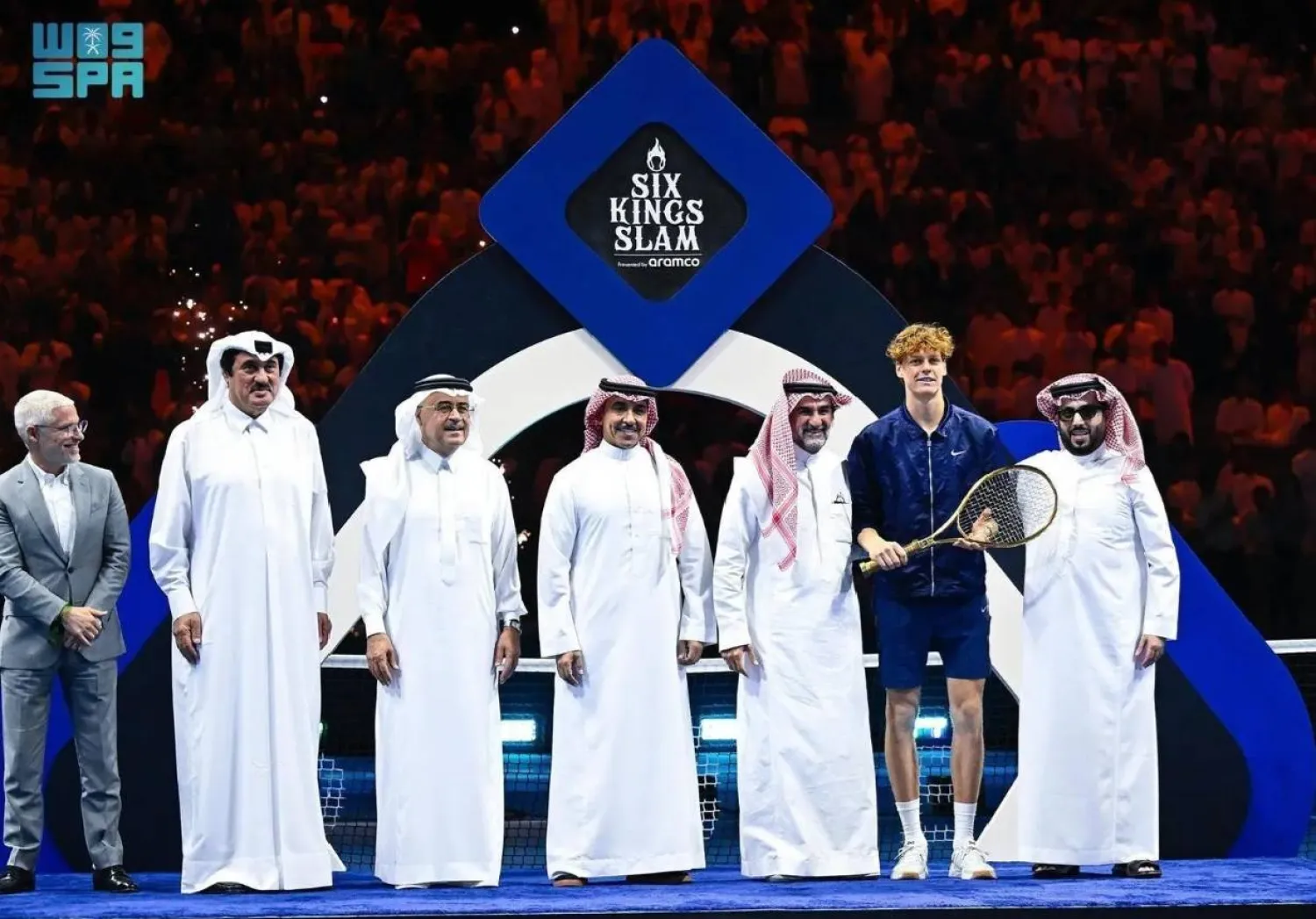 Sinner received the Golden Racket after defeating Alcaraz in straight sets (6-2, 6-4). SPA