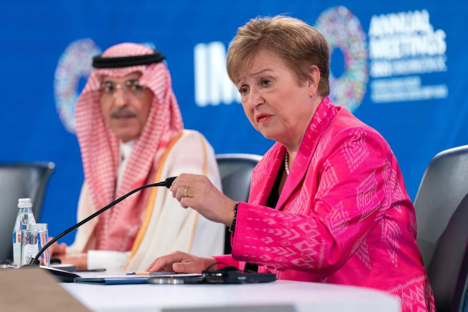 غورغييفا والجدعان في مؤتمر صحافي مشترك بختام اجتماع اللجنة الدولية للشؤون النقدية والمالية (أ.ب)