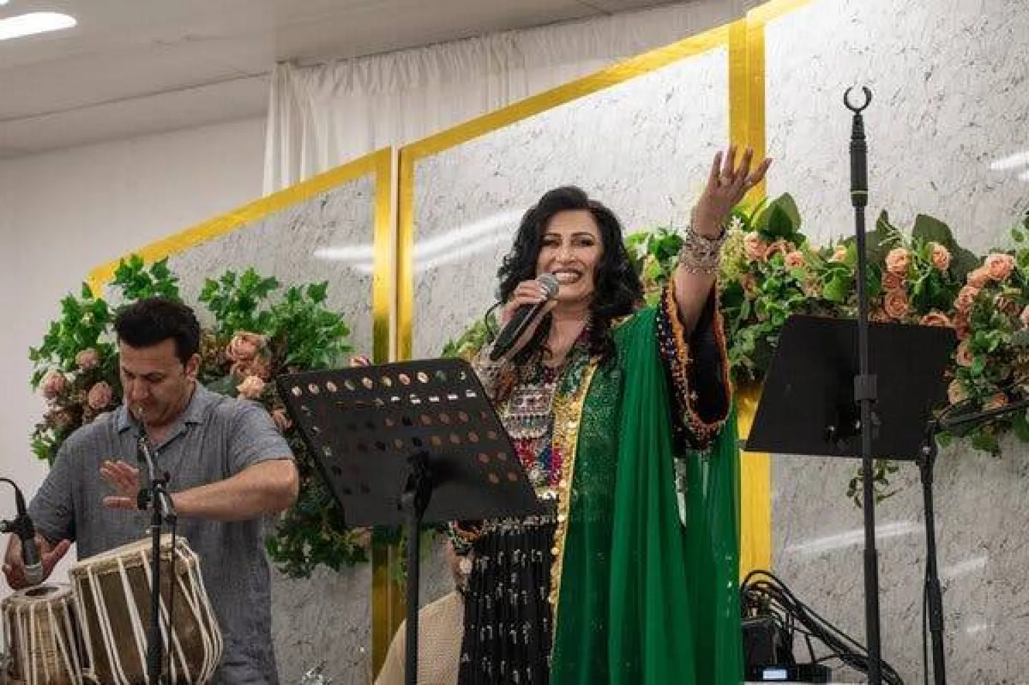 تحظى المغنية نغمة بحب أجيال من الأفغان في الداخل والخارج لمشاركتهم آلامهم وشوقهم خلال ما يزيد على 4 عقود من الحرب (نيويورك تايمز)