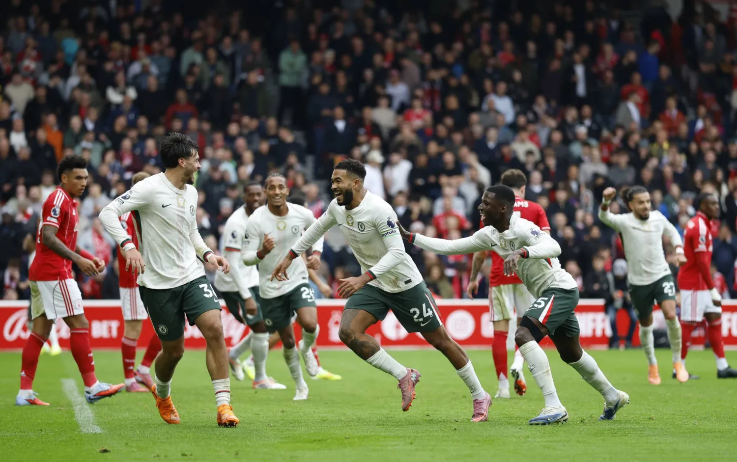 ريس جيمس لاعب تشيلسي يحتفل بتسجيل الهدف الثالث لفريقه إلى جانب زميليه مويسيس كايسيدو ومارك جيو (رويترز)