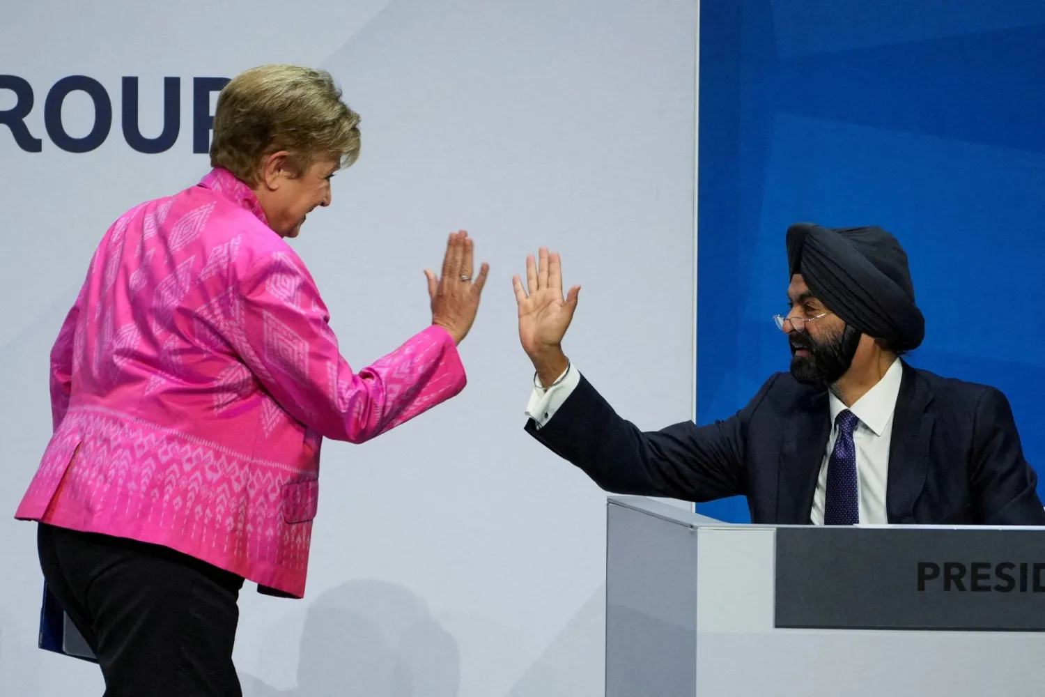 مديرة صندوق النقد الدولي كريستالينا غورغييفا تصافح رئيس البنك الدولي أجاي بانغا خلال الاجتماعات السنوية للمؤسستين في واشنطن... 17 أكتوبر (رويترز)