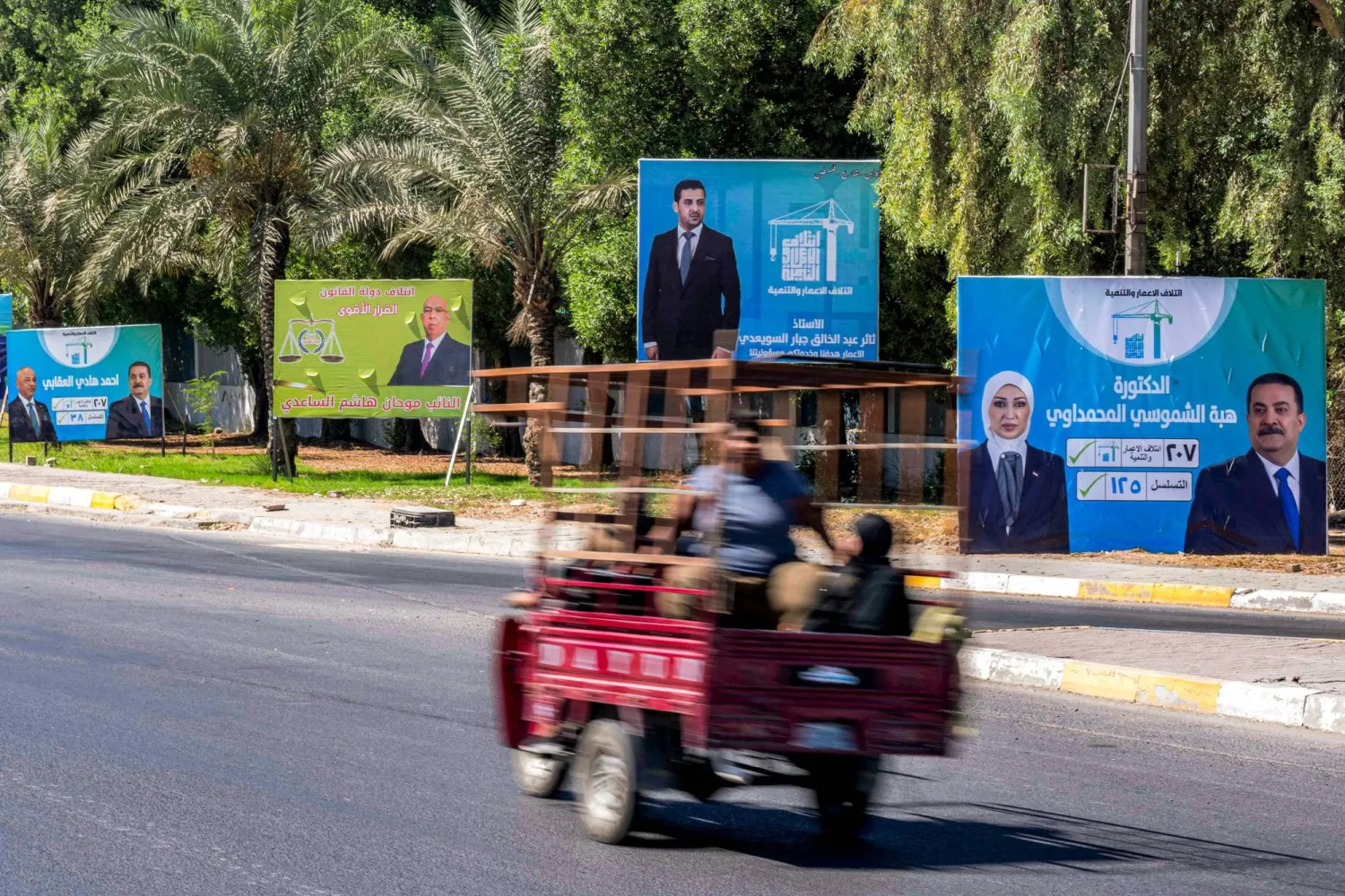 لافتات لمرشحين في الانتخابات العراقية المقبلة على جانب أحد شوارع بغداد (أ.ف.ب)