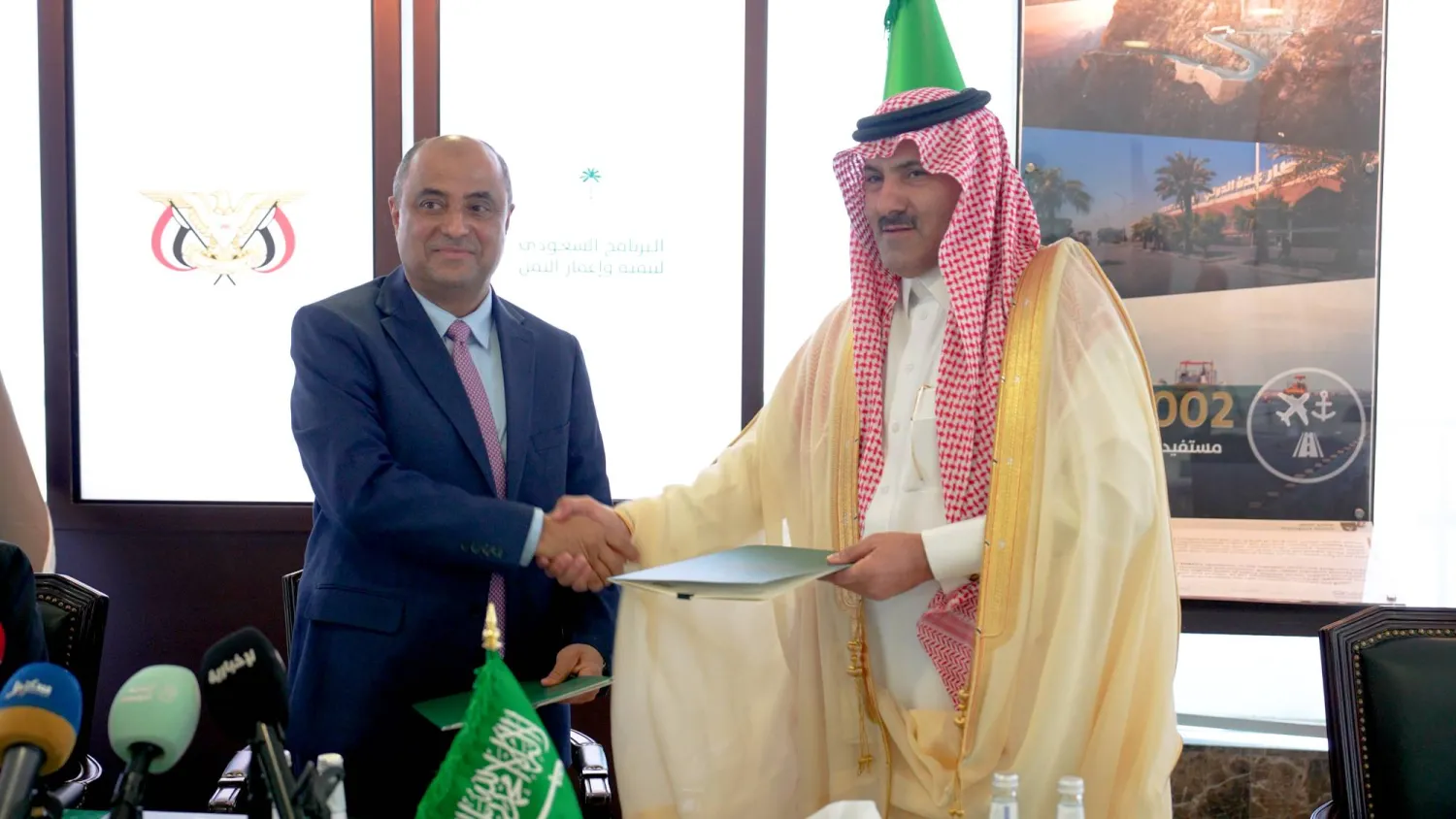 رئيس الوزراء اليمني مع السفير السعودي لدى اليمن خلال توقيع إحدى الاتفاقيات (تصوير تركي العقيلي)