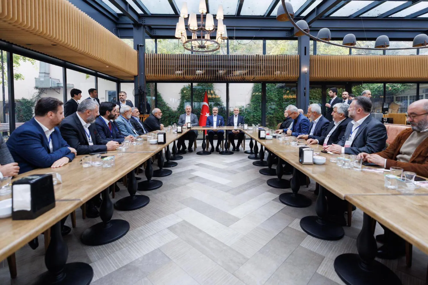وزير الخارجية التركي خلال اجتماع في إسطنبول مع ممثلي المنظمات المدنية العاملة في مجال المساعدات للفلسطينيين (الخارجية التركية - إكس)