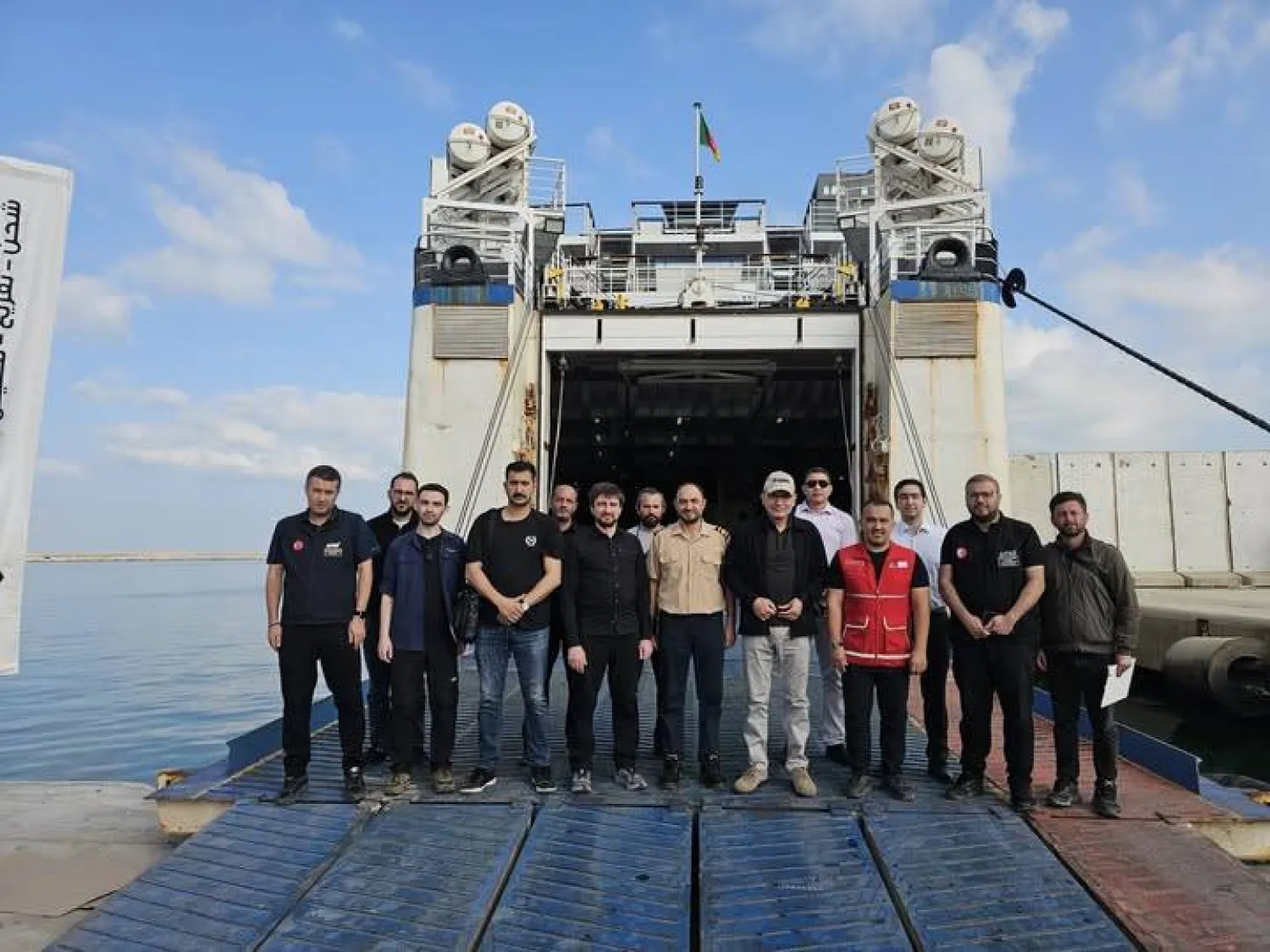 السفير التركي برفقة منسق المساعدات الإنسانية إلى فلسطين أمام سفينة المساعدات (حساب السفير على «إكس»)