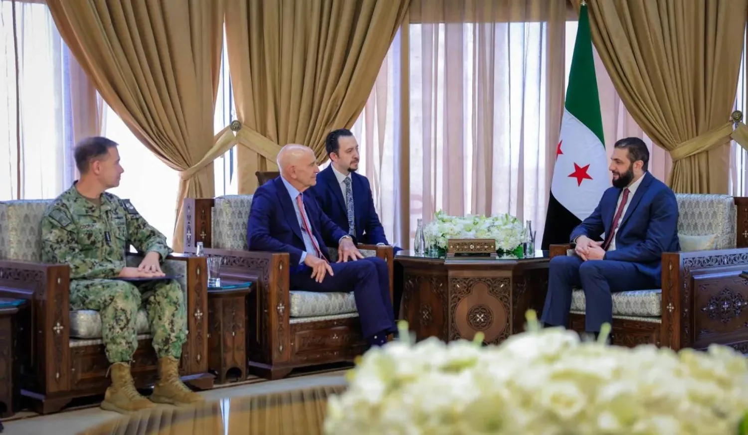 استقبل الشرع في دمشق في الرابع من أكتوبر المبعوث الأميركي الخاص إلى سوريا توماس براك وقائد القيادة المركزية الأميركية الأدميرال براد كوبر (حساب الرئاسة السورية)