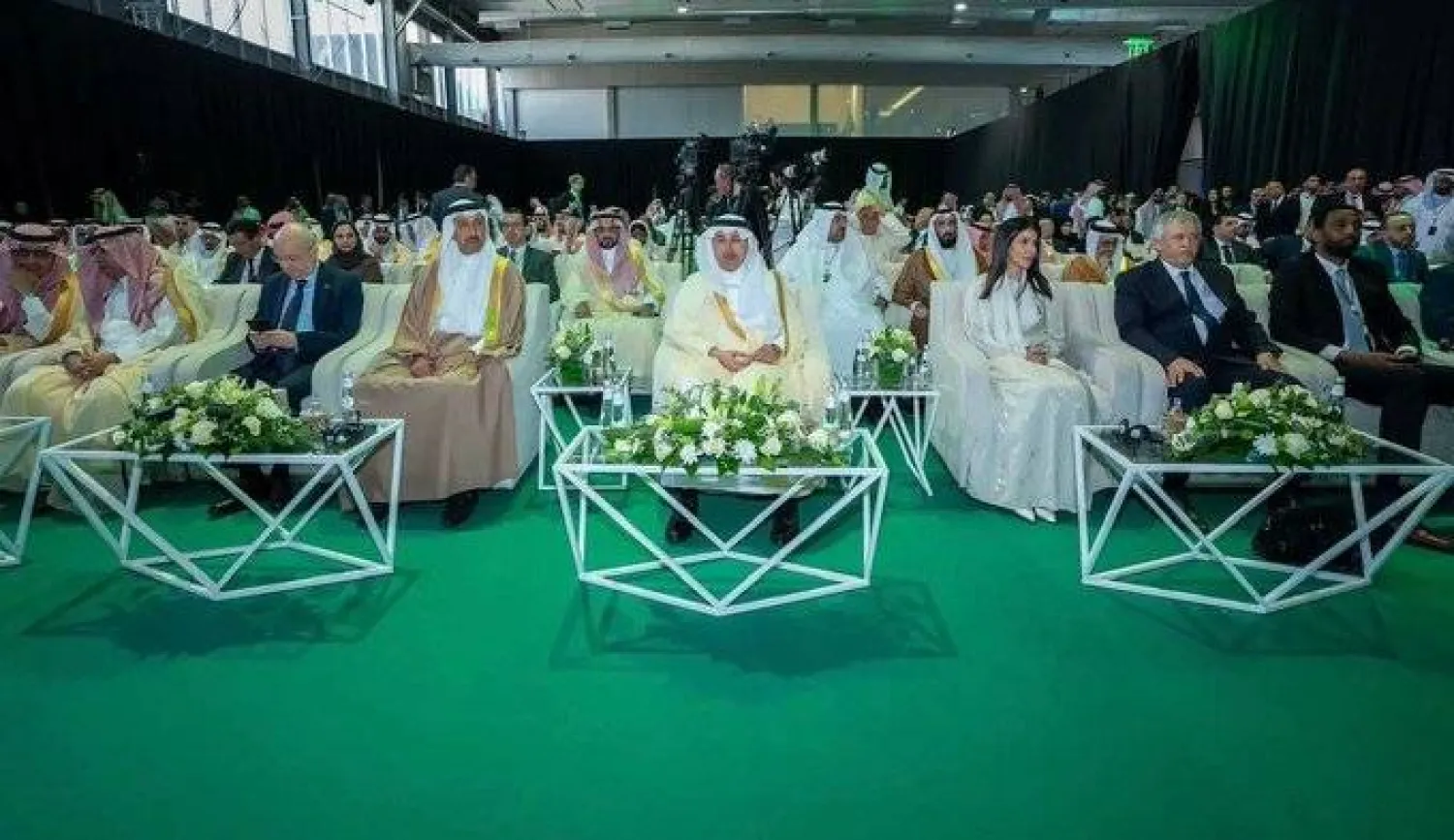 وزير النقل والخدمات اللوجيستية السعودية يتوسط الحضور مع انطلاق المعرض والمؤتمر السعودي الدولي للخطوط الحديدية (الشرق الأوسط) 