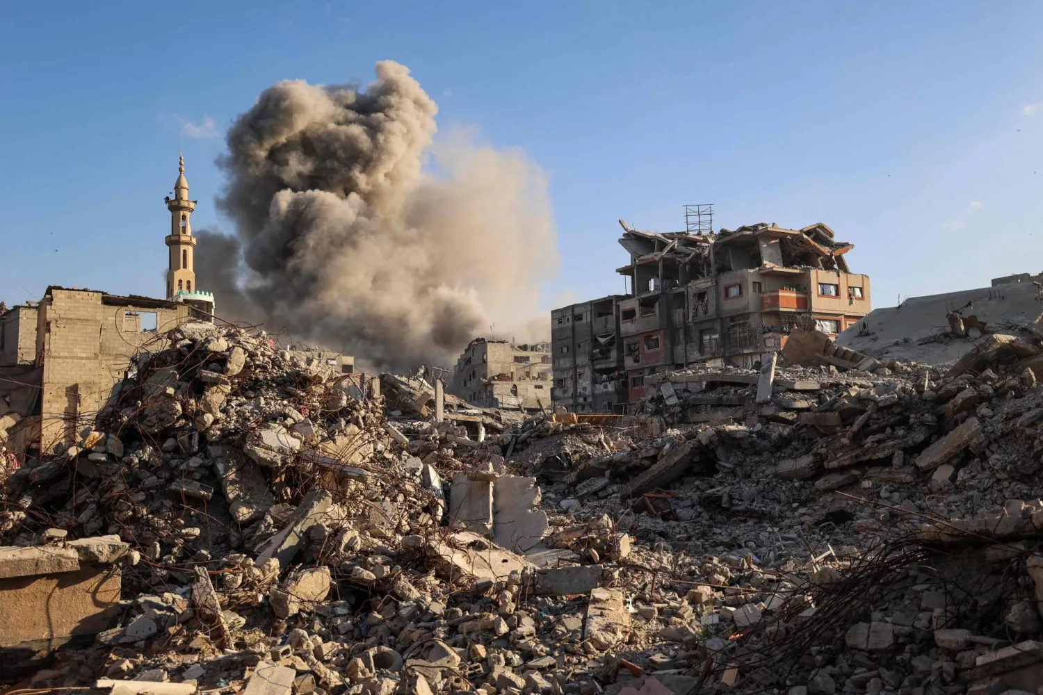 تصاعد الدخان جراء الغارات الإسرائيلية على قطاع غزة الأحد (أ.ف.ب)