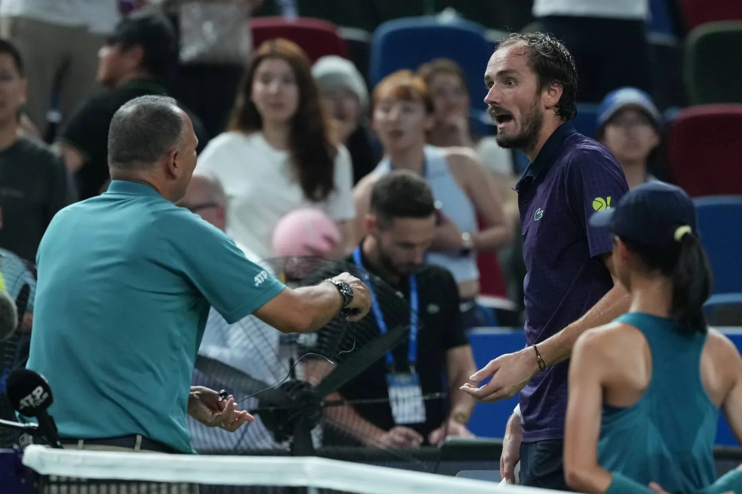 الروسي دانييل مدفيديف يحتفل بلقب ألماتي (أ.ب)