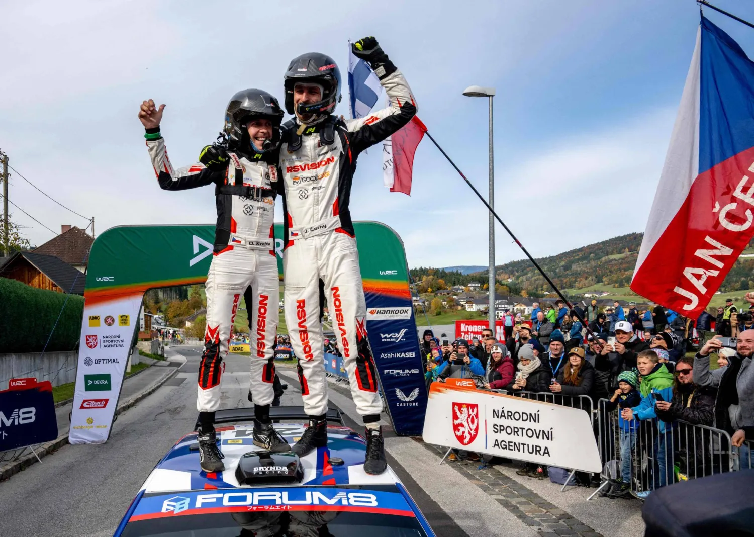 السائق التشيكي يان كارني في «رالي أوروبا الوسطى» (أ.ف.ب)