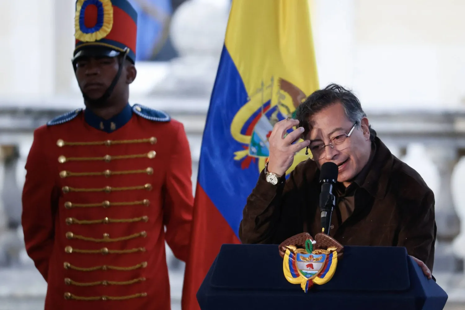 الرئيس الكولومبي يتحدَّث خلال مناسبة وطنية في بوغوتا يوم 17 أكتوبر (إ.ب.أ)