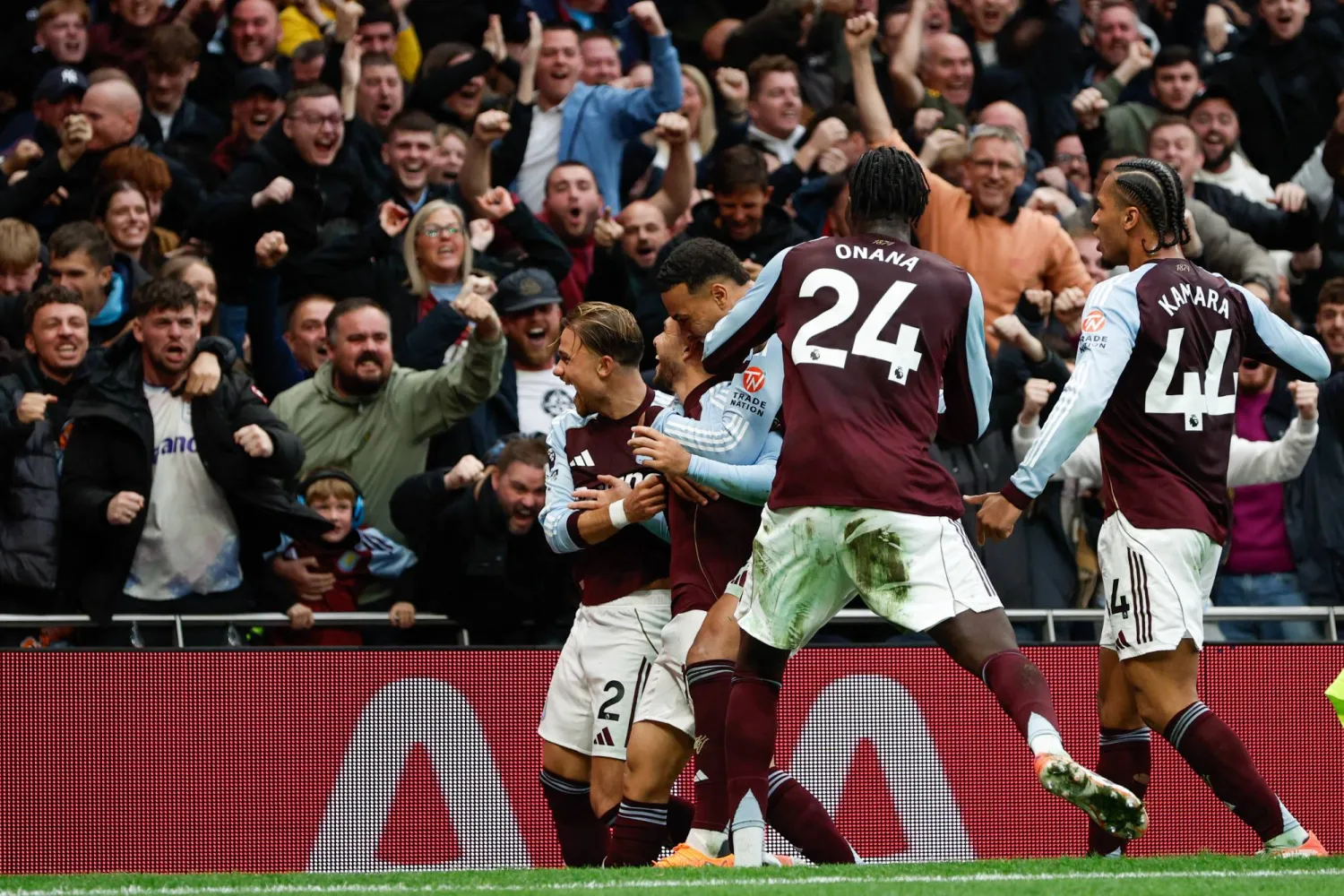 فرحة لاعبي أستون فيلا بالفوز على توتنهام (إ.ب.أ)