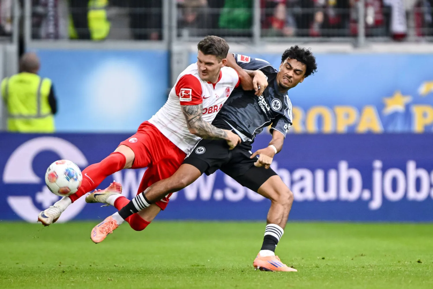 التعادل حكم مواجهة فرايبورغ وآينتراخت فرانكفورت (د.ب.أ)