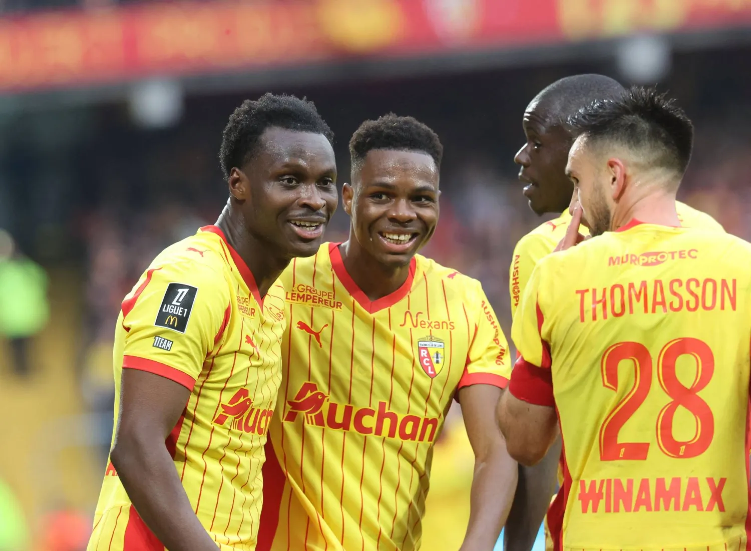 فرحة لاعبي لانس بالفوز على باريس إف سي (أ.ف.ب)