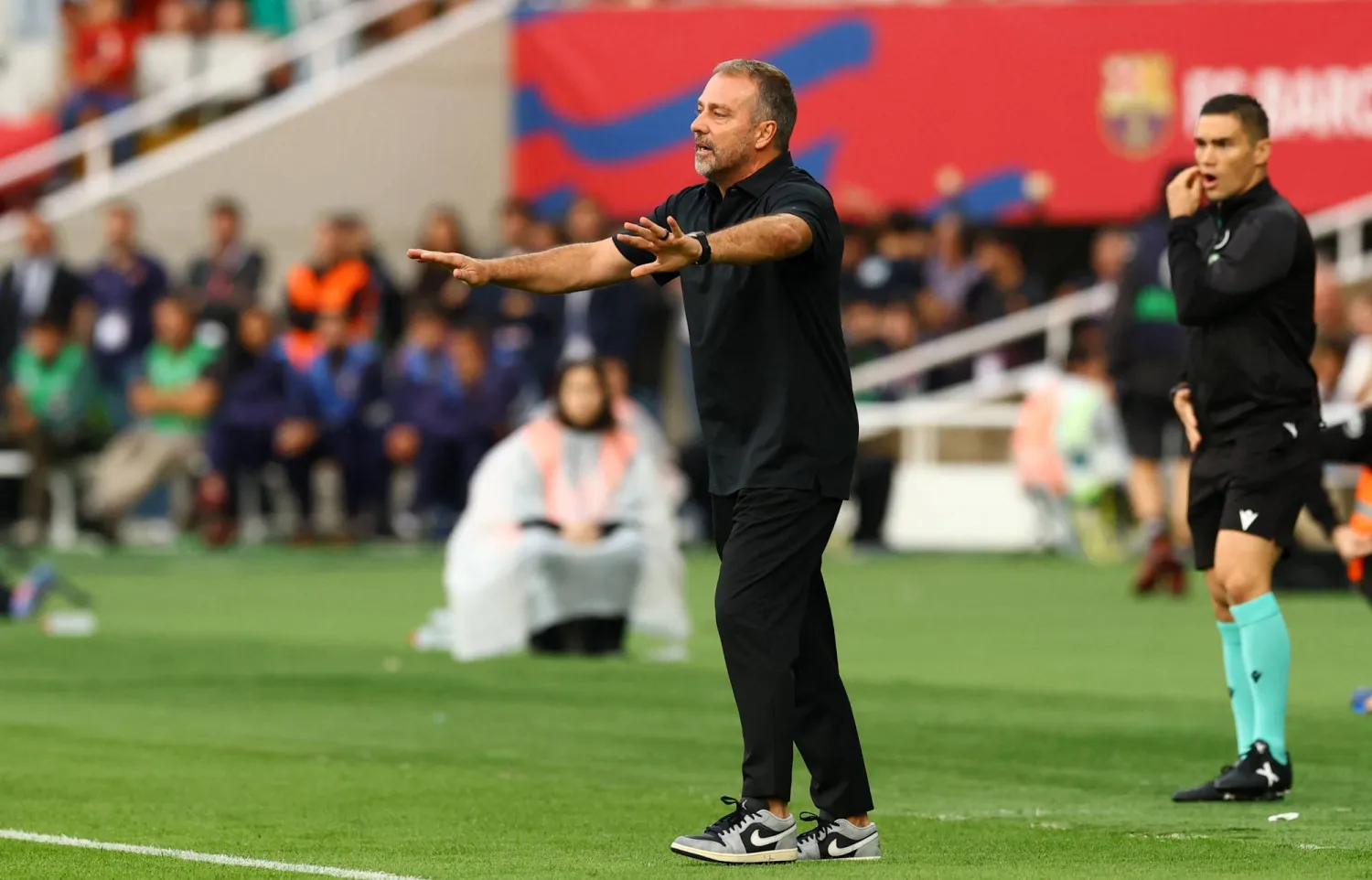 مدرب برشلونة هانسي فليك (رويترز)