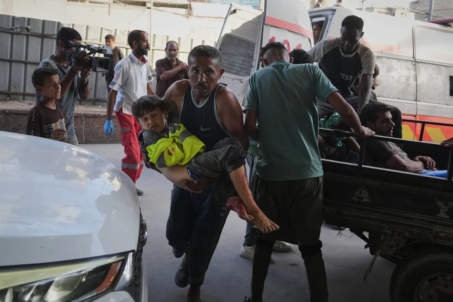 فلسطيني يهرع حاملاً طفلاً جريحاً يوم الأحد إلى مستشفى ناصر بعد إصابته في غارة إسرائيلية استهدفت خان يونس جنوب غزة (أ.ب)