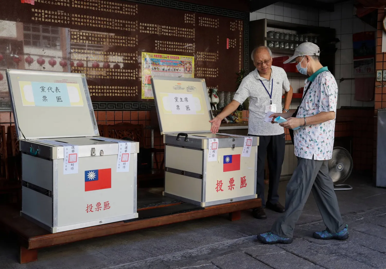 أحد أعضاء حزب «كومينتانغ» يدلي بصوته في تايبيه يوم 18 أكتوبر (أ.ب)