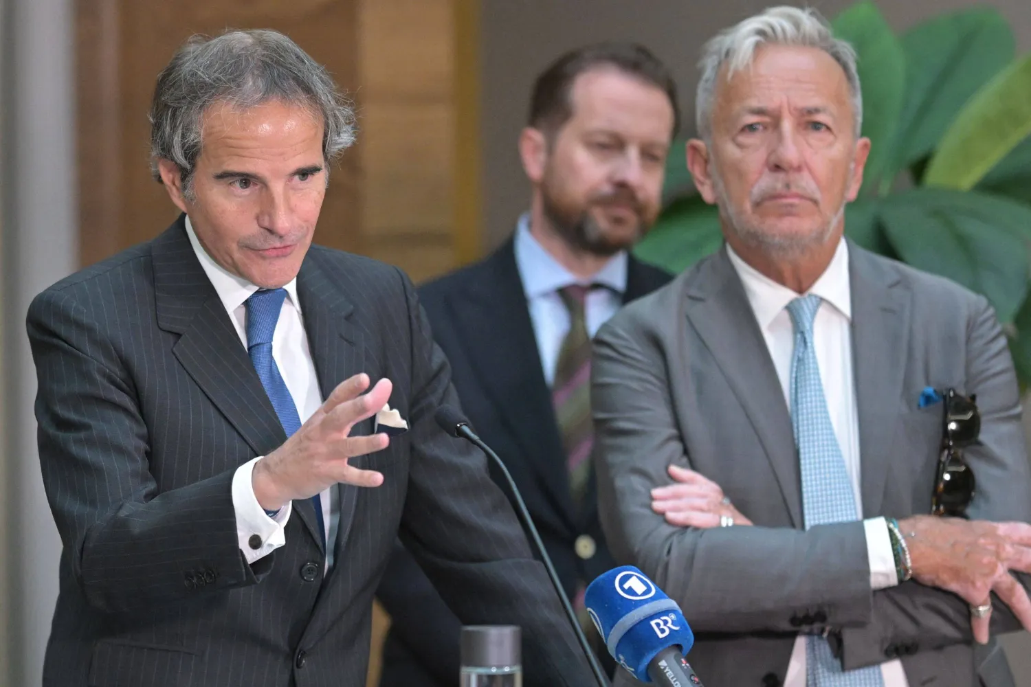 رافائيل غروسي ونائبه ماسيمو أبارو خلال مؤتمر صحافي في مطار فيينا عقب عودتهما من طهران مايو 2024 (أ.ف.ب) 