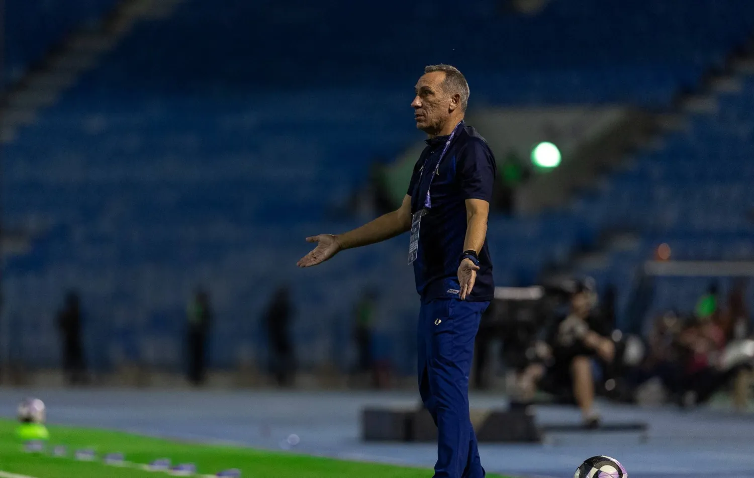 اليوناني دونيس مدرب الخليج (تصوير: عيسى الدبيسي) 