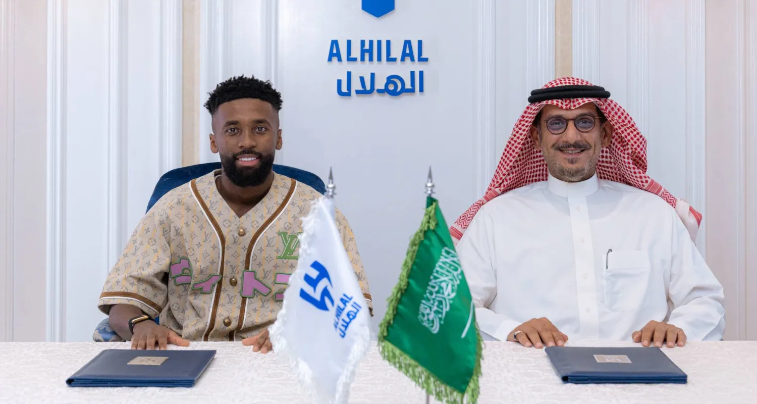 الأمير نواف بن سعد رئيس الهلال واللاعب اليامي أثناء توقيع العقد الجديد (نادي الهلال)