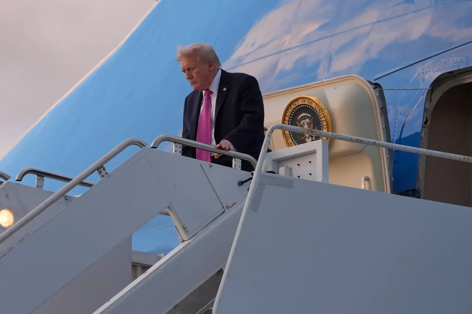 Trump, geçtiğimiz cuma günü Palm Beach Uluslararası Havalimanı'nda Air Force One uçağından inerken (AP)