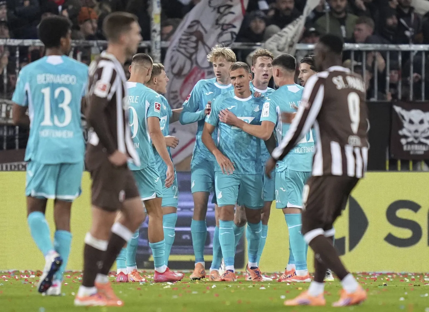فرحة لاعبي هوفنهايم بالفوز على سانت باولي (أ.ب)
