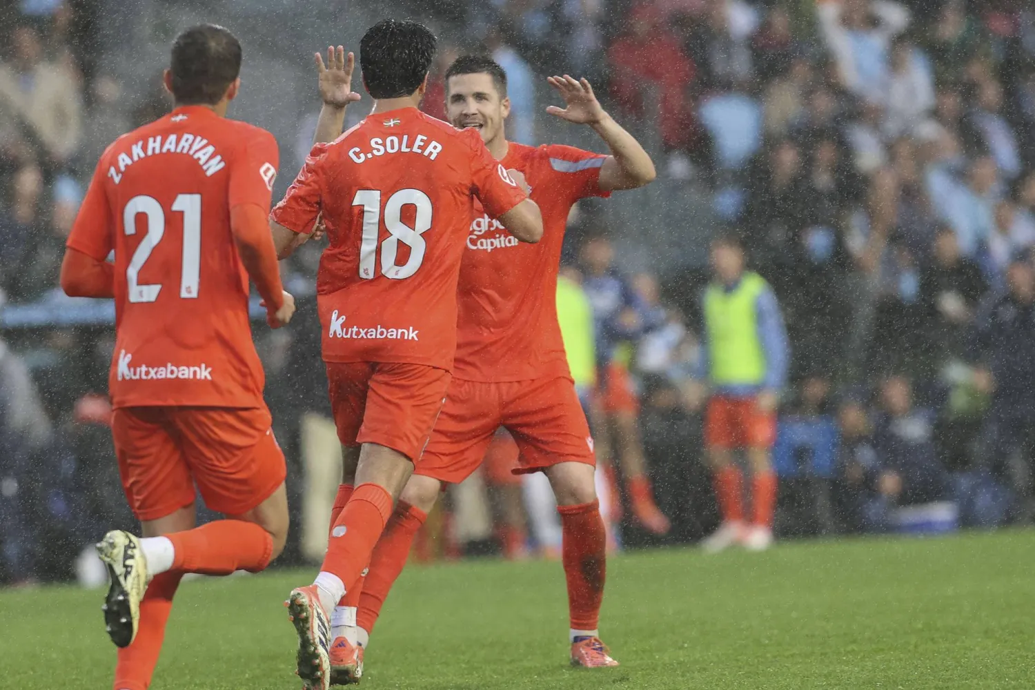 فرحة لاعبي ريال سوسيداد بهدف التعادل القاتل (إ.ب.أ)