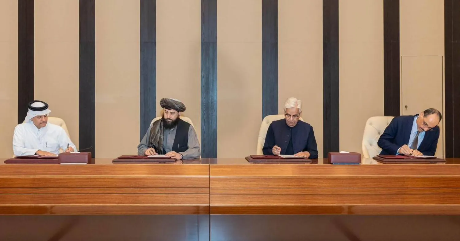 جانب من توقيع باكستان وأفغانستان على وقف فوري لإطلاق النار بين البلدين في الدوحة (الخارجية القطرية) 