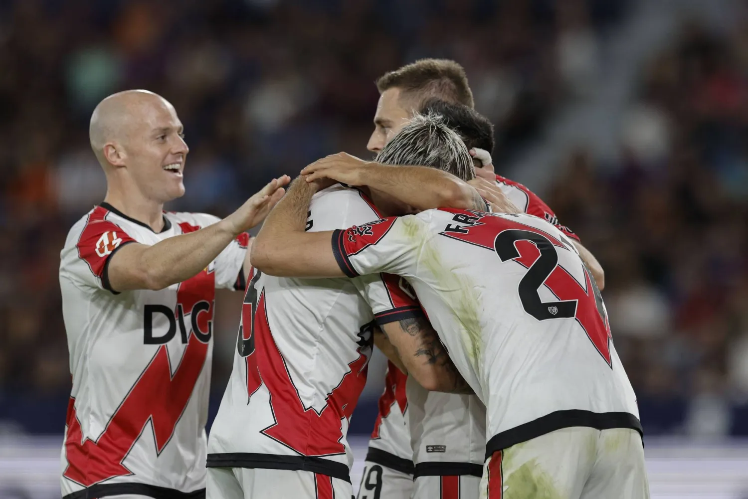 احتفالية لاعبي رايو فايكانو بالفوز على ليفانتي (إ.ب.أ)