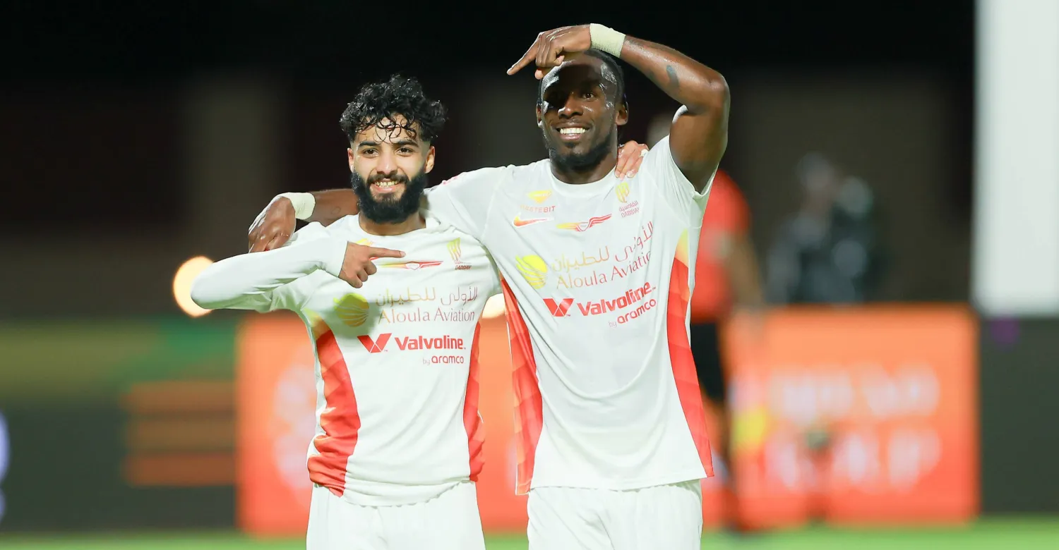 كينيونيس يحتفل مع أبو الشامات بعد الهدف الثاني (تصوير: عدنان مهدلي)