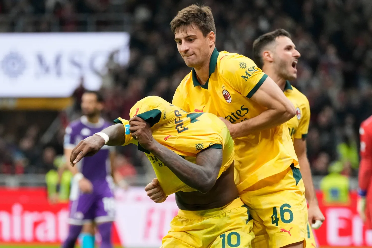 فرحة لياو ولاعبي ميلان بهدف الفوز القاتل على فيورينتينا (أ.ب)