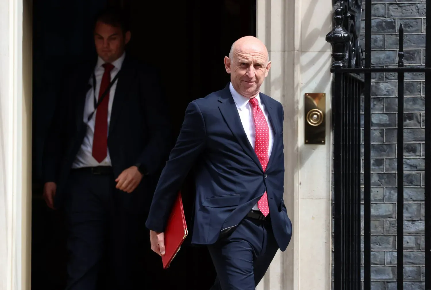 İngiliz Savunma Bakanı John Healey, Londra'daki hükümet merkezinden ayrılıyor (Arşiv- EPA)