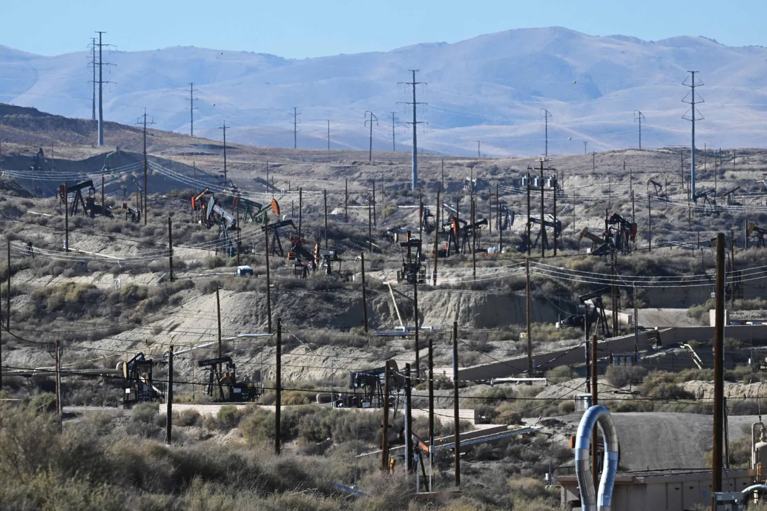 مضخات ترفع النفط من آبار حقل «ميدواي - سانست» النفطي أكبر حقول كاليفورنيا في فيلوز قرب تافت (أ.ف.ب)