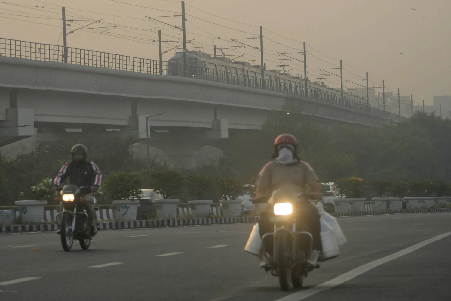 Motorists drive amidst morning smog, as authorities enforce measures to curb air pollution ahead of the Diwali festival, in New Delhi, India, Friday, Oct. 17, 2025. (AP Photo/ Subhash Paul)