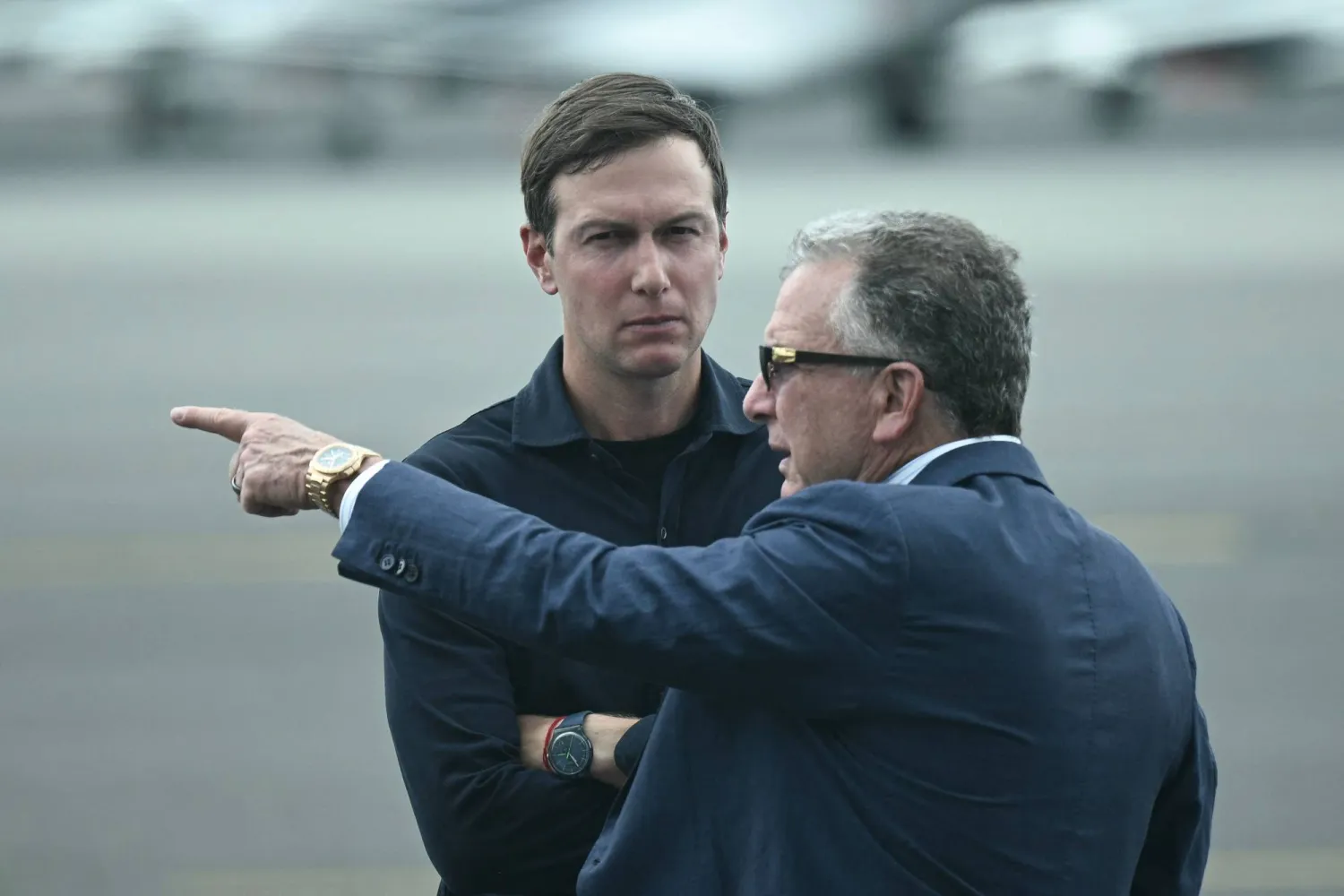 المبعوث الأميركي الخاص للشرق الأوسط ستيف ويتكوف وجاريد كوشنر في مطار تيتربورو نيوجيرسي (أرشيفية - أ.ف.ب)