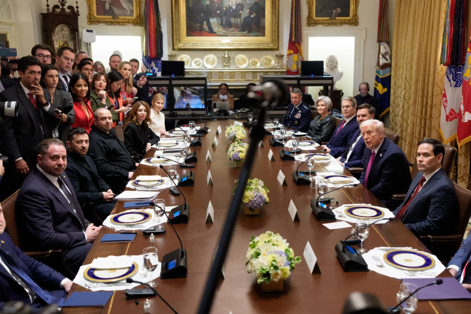 اجتماع الرئيسين الأميركي دونالد ترمب والأوكراني فولوديمير زيلينسكي في البيت الأبيض الجمعة (إ.ب.أ)