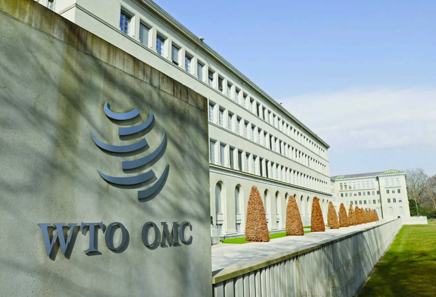 شعار منظمة التجارة العالمية يظهر على مقرها في جنيف (رويترز)