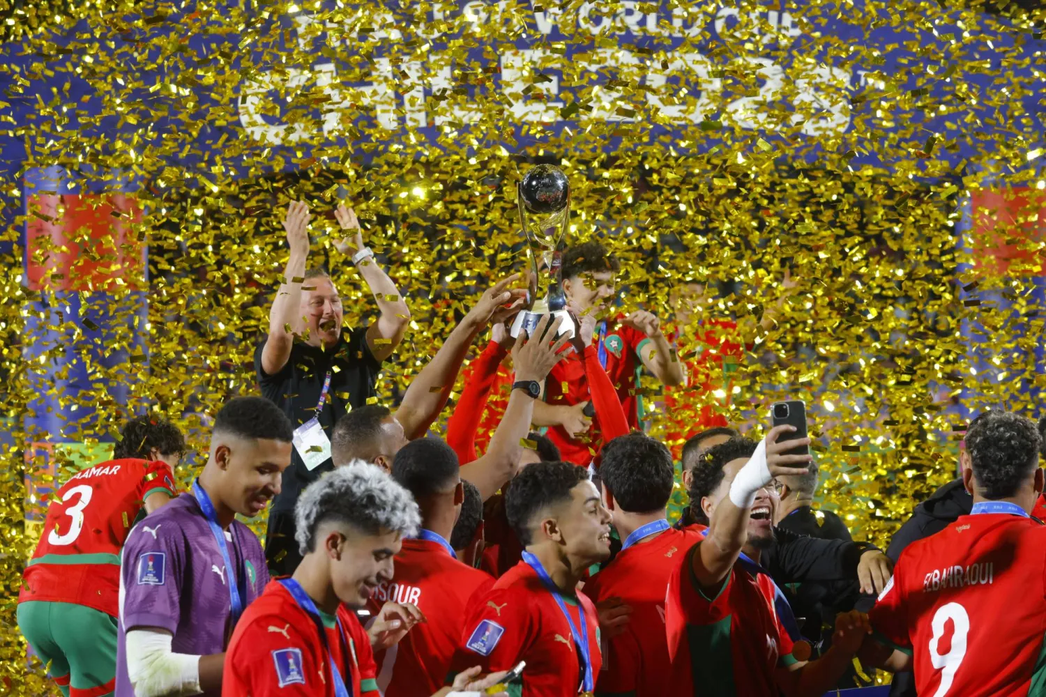 منتخب المغرب لحظة تتويجه بكأس العالم للشباب (إ.ب.أ)