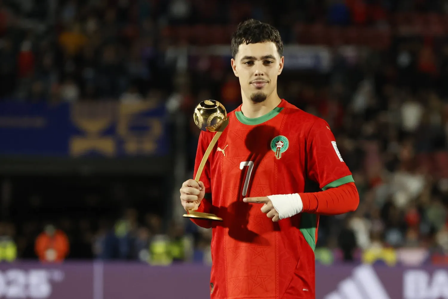 عثمان معمة تُوج بجائزة أفضل لاعب في البطولة (إ.ب.أ)