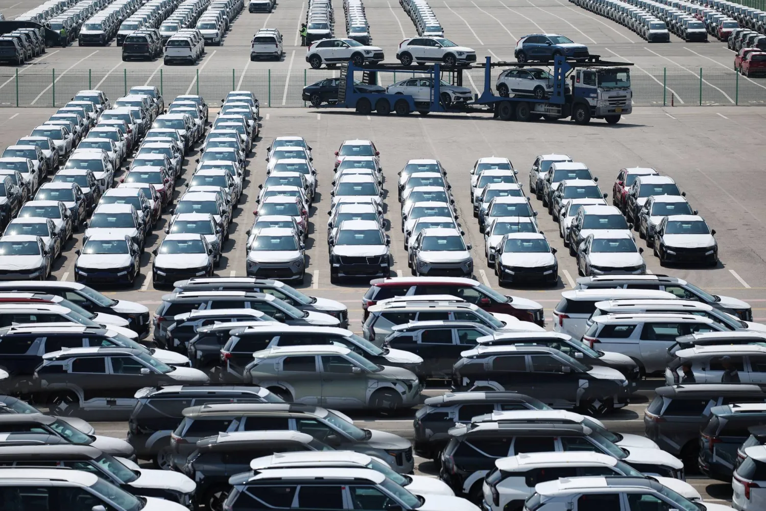 ناقلة سيارات تحمل مركبات من إنتاج شركة «كيا موتورز» الكورية تصل إلى ميناء «بيونجتايك» في كوريا الجنوبية (رويترز)