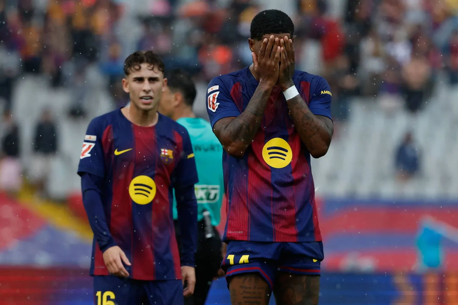 برشلونة بين الإرهاق والإصابات قبل «الكلاسيكو» المرتقب (أ.ب)