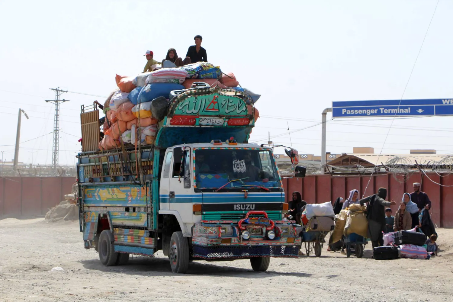 سكان في مدينة سبين بولدك الأفغانية الحدودية مع باكستان يأملون عدم عودة المواجهات بعد التوصل لاتفاق وقف النار (إ.ب.أ)