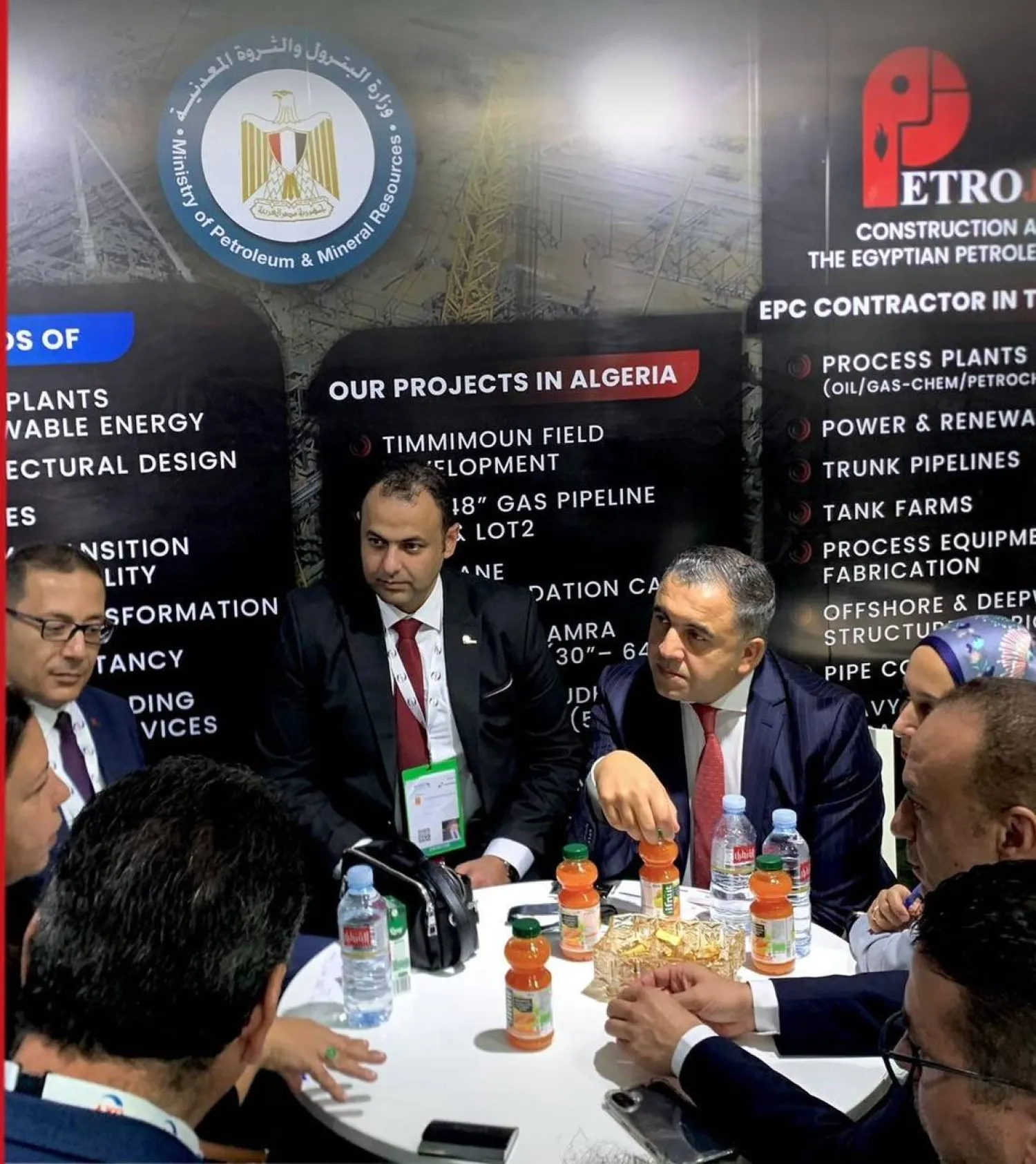 مسؤولون بشركة «بتروجت» خلال مشاركتهم في معرض ومؤتمر أفريقيا وحوض البحر الأبيض المتوسط للطاقة في ولاية وهران بالجزائر (حساب الشركة على «فيسبوك»)