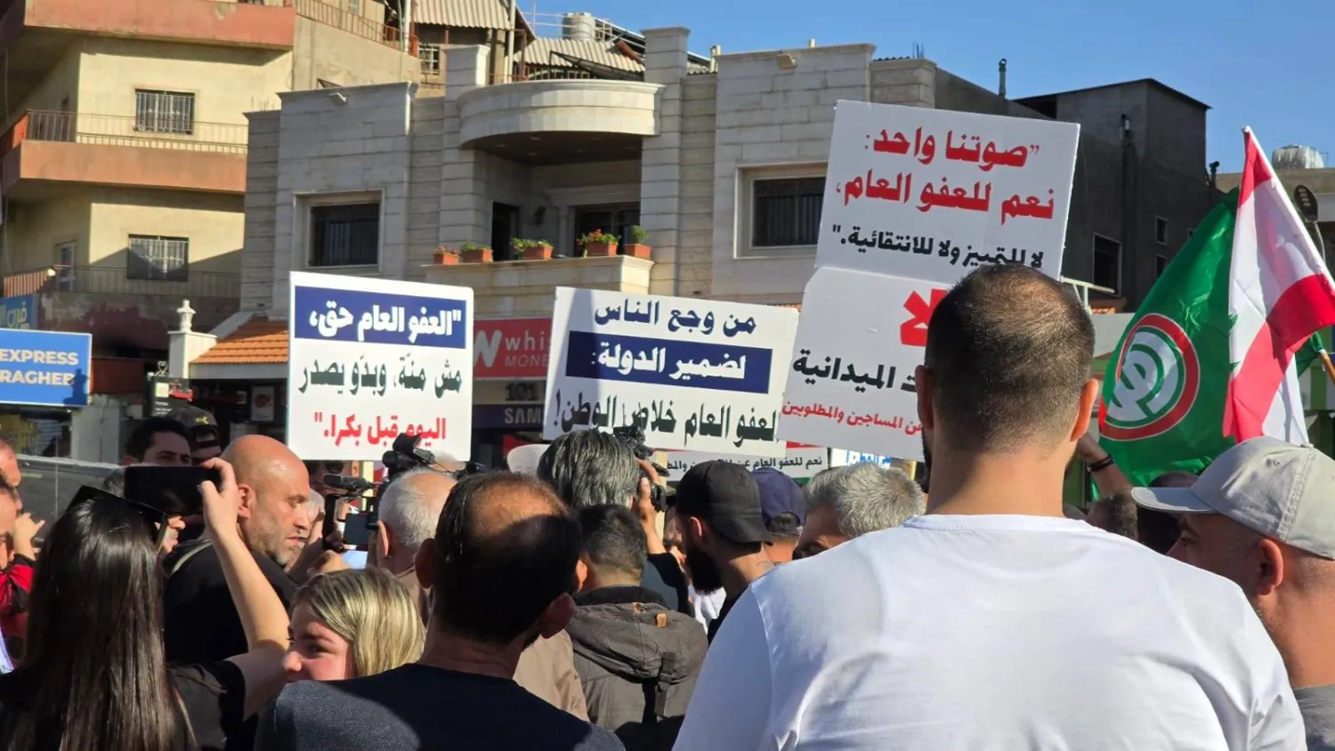 أهالي المطلوبين والسجناء في بعلبك يعتصمون مطالبين بالعفو العام عن أبنائهم (الشرق الأوسط)