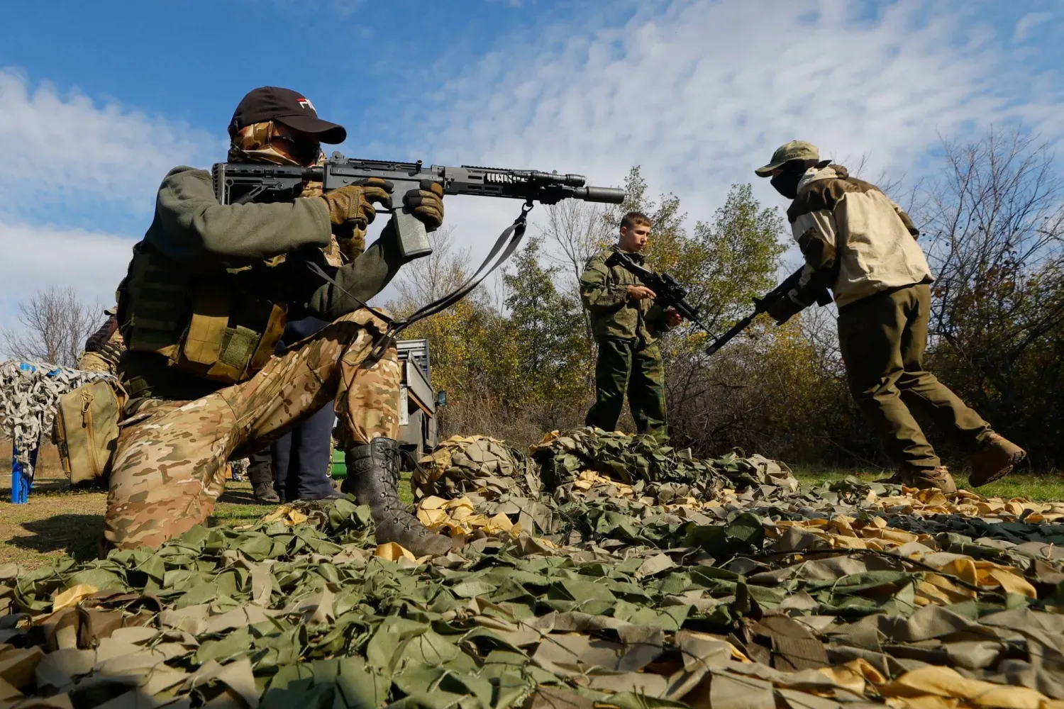 Rusya ile Ukrayna arasında Donetsk bölgesinde devam eden çatışmaların ortasında, bir Rus ulusal kampında eğitim alan genç erkekler (Reuters)