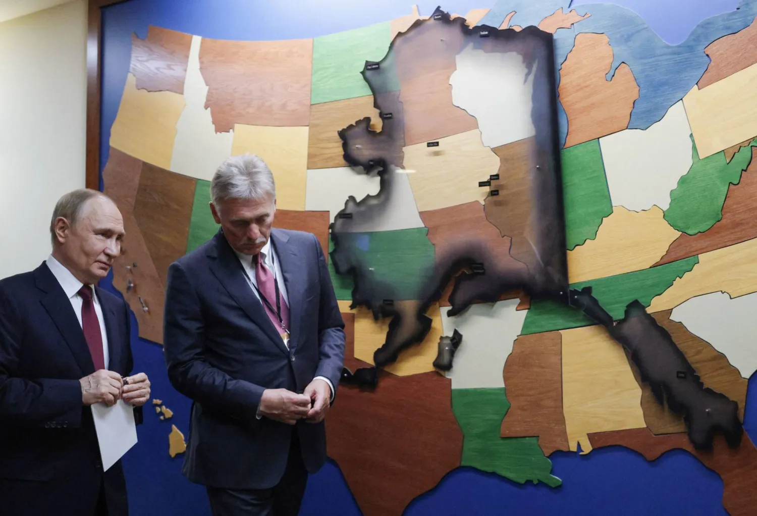 بوتين والمتحدث باسم الكرملين دميتري بيسكوف على هامش مؤتمر صحافي منتصف أغسطس 2025 (أ.ف.ب)