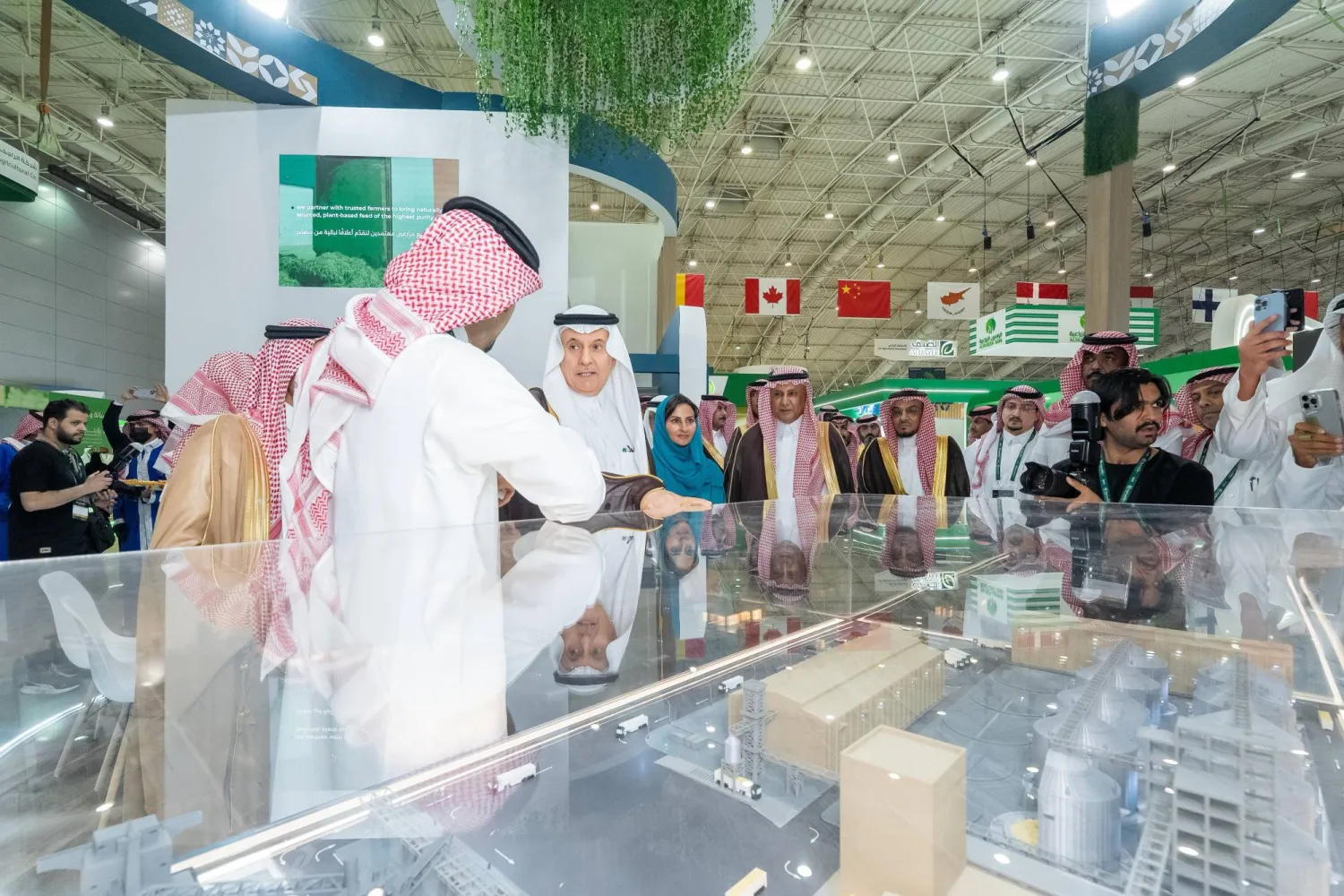 الوزير الفضلي يتجول في المعرض الزراعي السعودي (الشرق الأوسط)