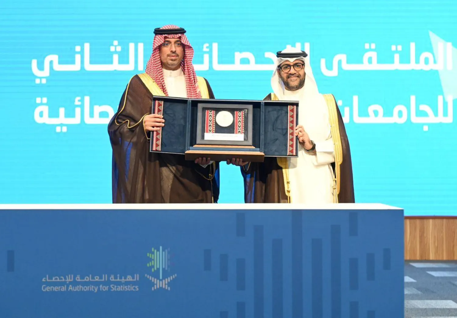 الأمير سعود بن جلوي يتسلم درعاً تكريمية من رئيس الهيئة العامة للإحصاء (الشرق الأوسط)