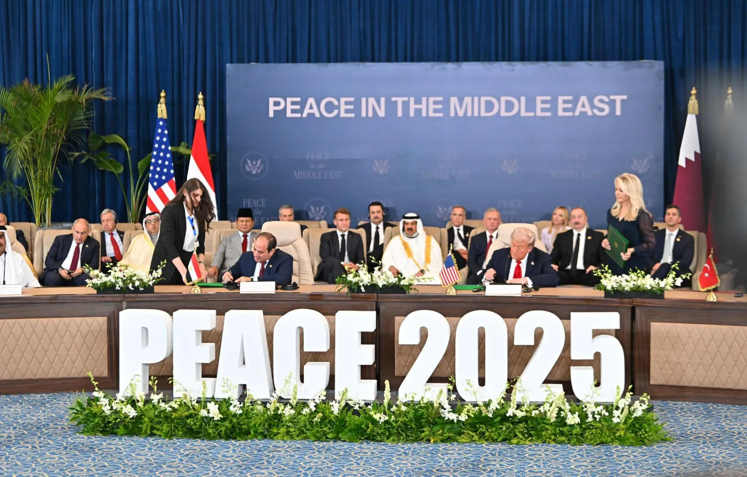 مراسم توقيع قادة الدول الوسيطة على وثيقة لدعم اتفاق وقف إطلاق النار في غزة (الرئاسة المصرية)